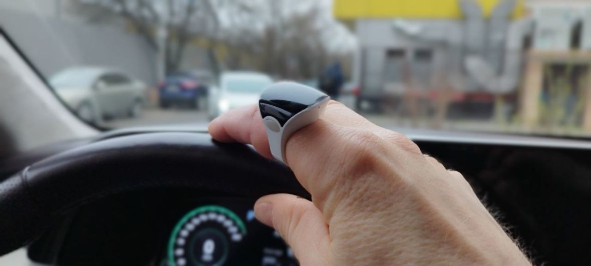 Кольцо Сохранения Осознанности на пальце за рулём авто